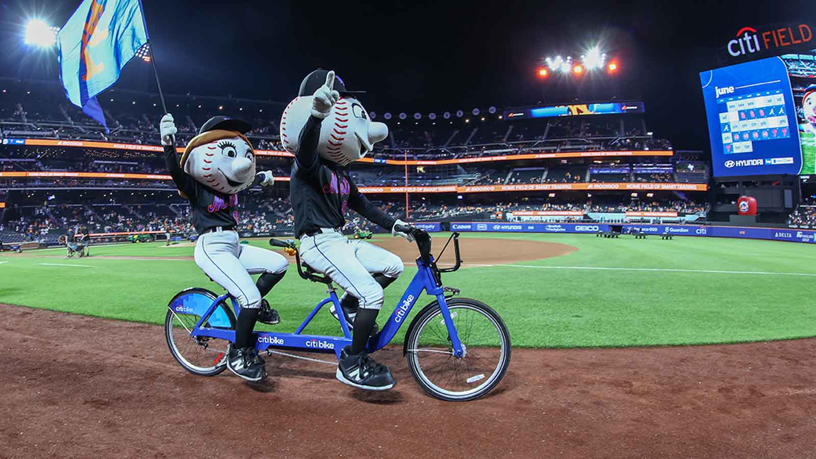 https://wp.clutchpoints.com/wp-content/uploads/2026/06/Mr.-Met-with-Mrs.-Met.jpg