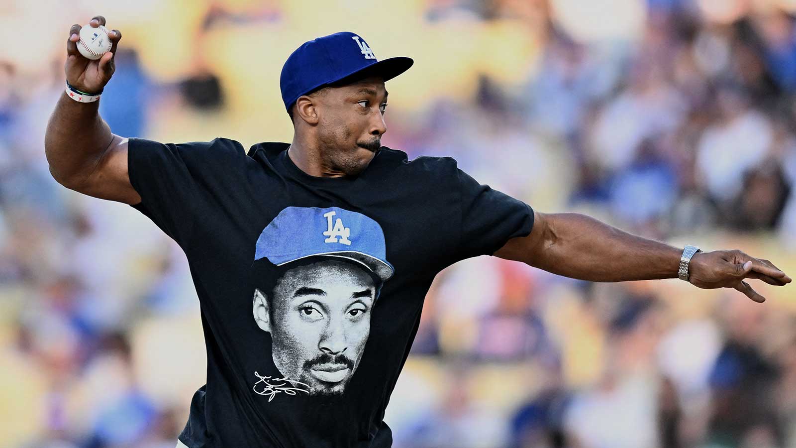 Watch Myles Garrett throw out Dodgers 1st pitch in a Kobe Bryant shirt