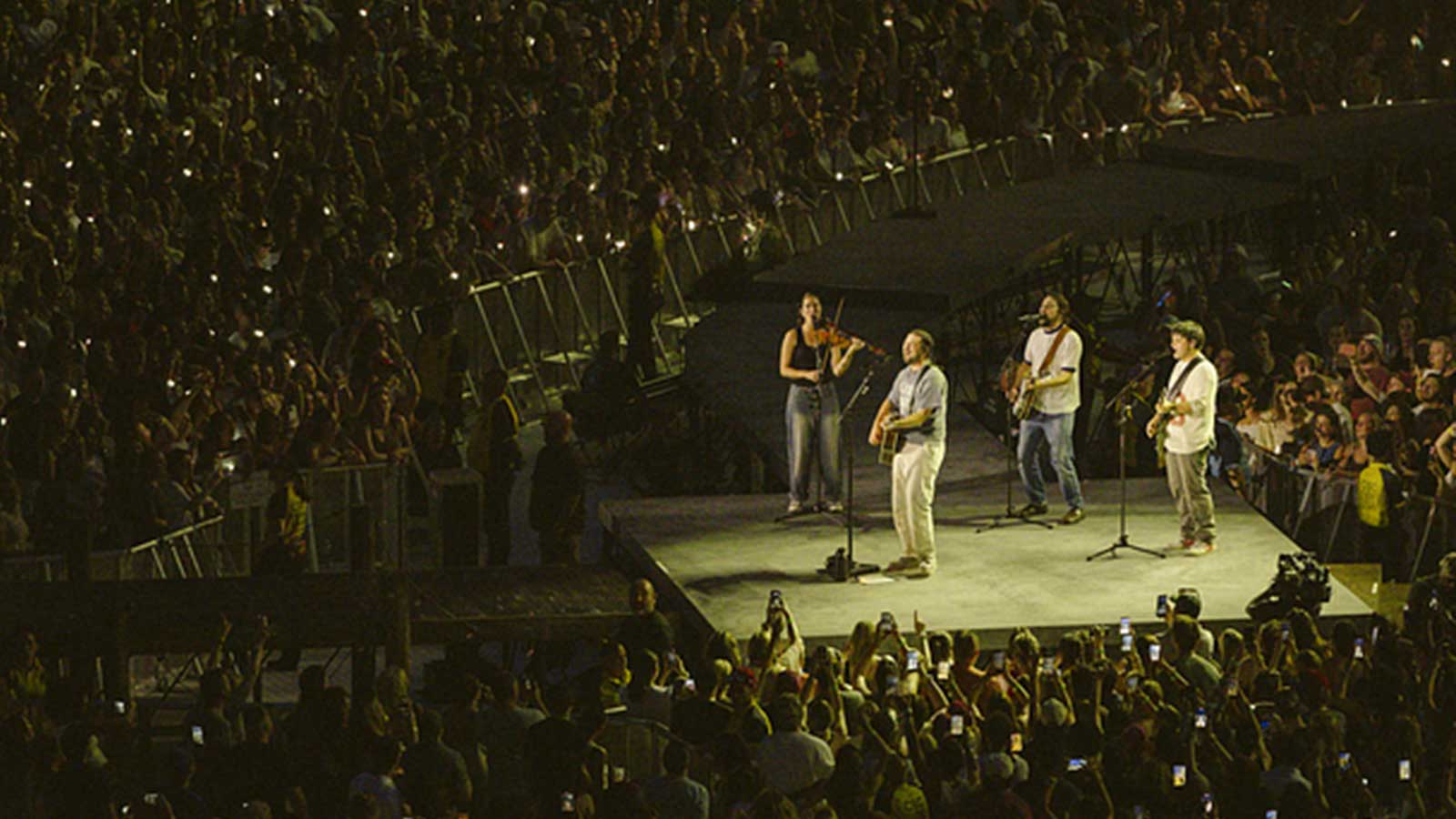 Noah Kahan breaks silence with 1 word as tour smashes Philadelphia Phillies’ stadium record