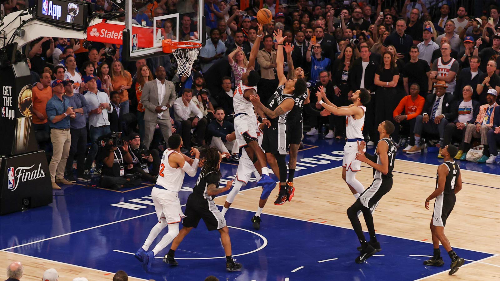 New York Knicks forward Og Anunoby (8) makes the go-ahead tip-in as San Antonio Spurs guard Dylan Harper (2) defends in the final second of the fourth quarter during game four of the 2026 NBA Finals at Madison Square Garden