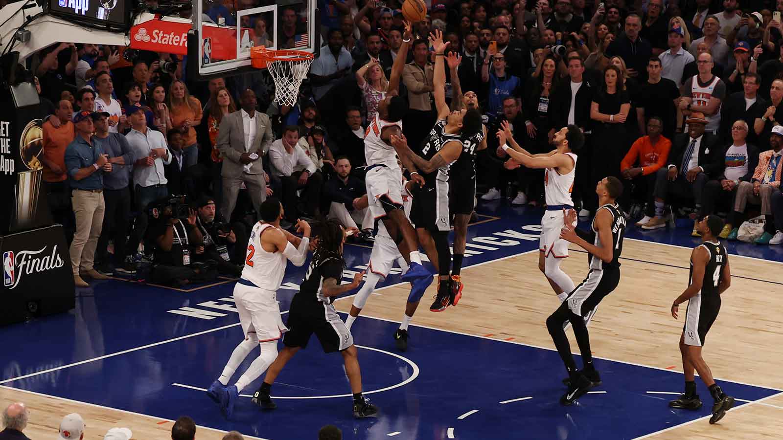 New York Knicks forward Og Anunoby (8) makes the go-ahead tip-in as San Antonio Spurs guard Dylan Harper (2) defends in the final second of the fourth quarter during game four of the 2026 NBA Finals at Madison Square Garden.