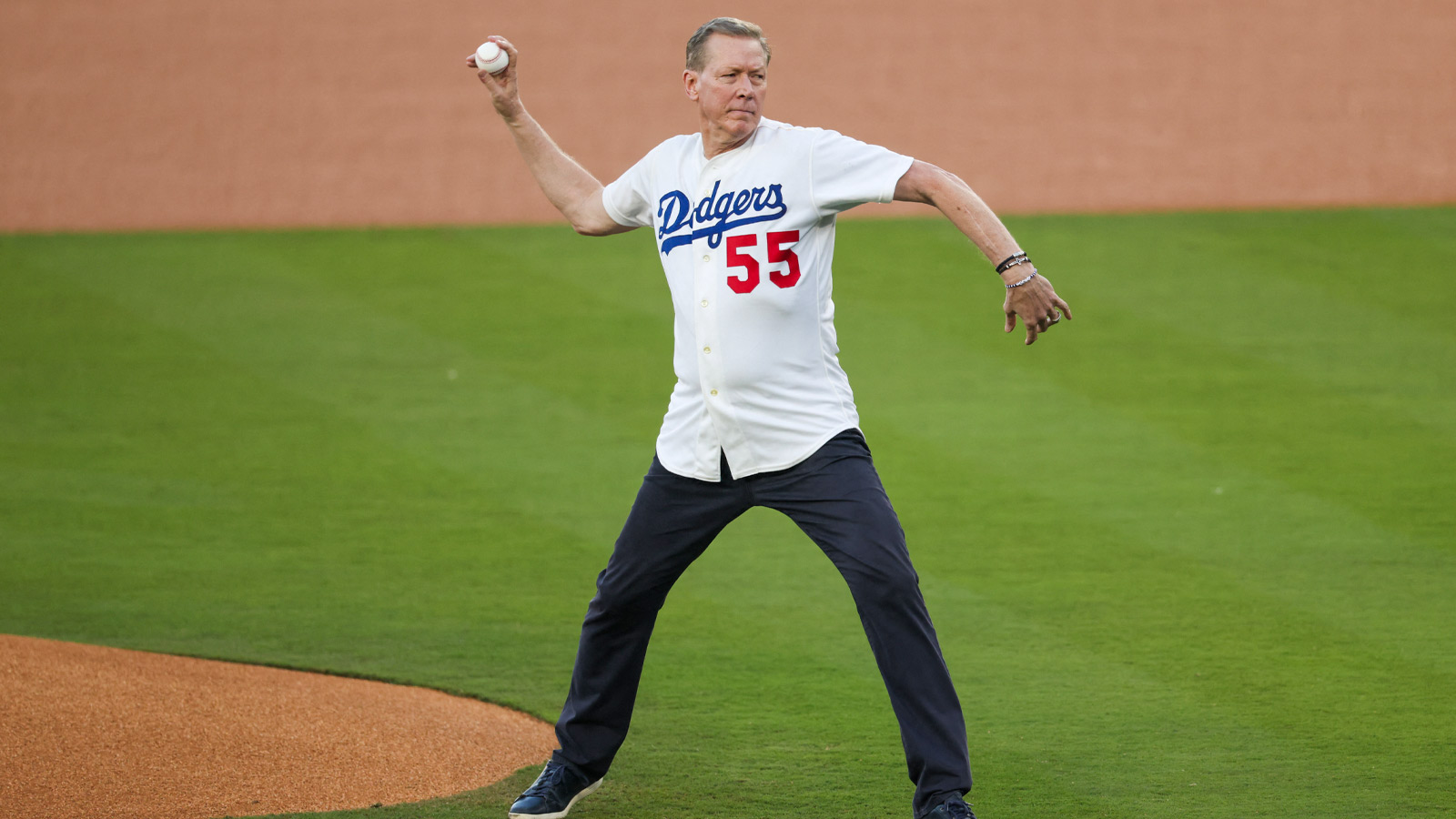 Orel Hershiser gives Dodgers’ Dave Roberts his flowers with ‘run through a wall’ admission
