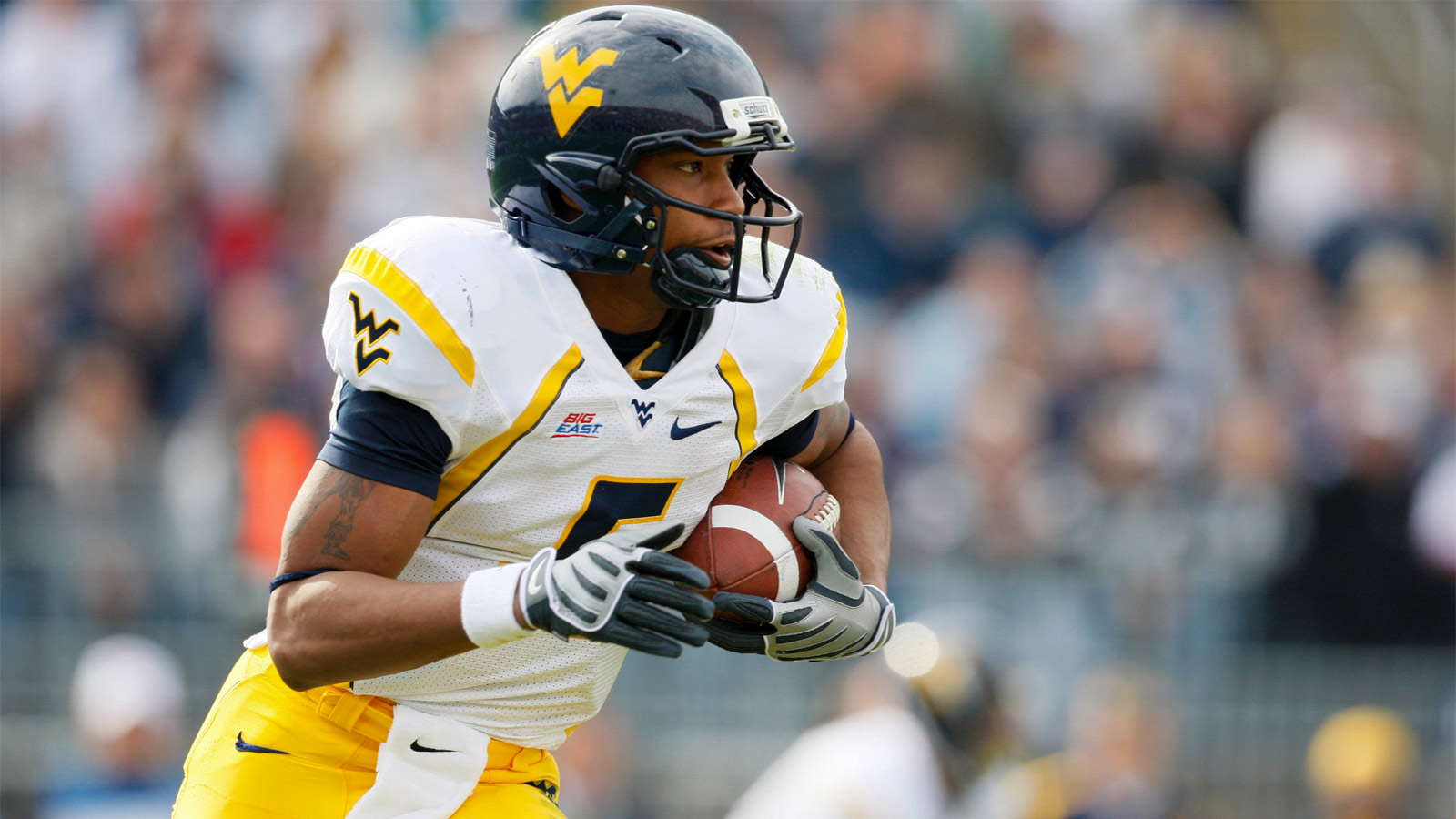 West Virginia Mountaineers quarterback Pat White (5) runs the ball in the first quarter against the Connecticut Huskies at Rentschler Field.