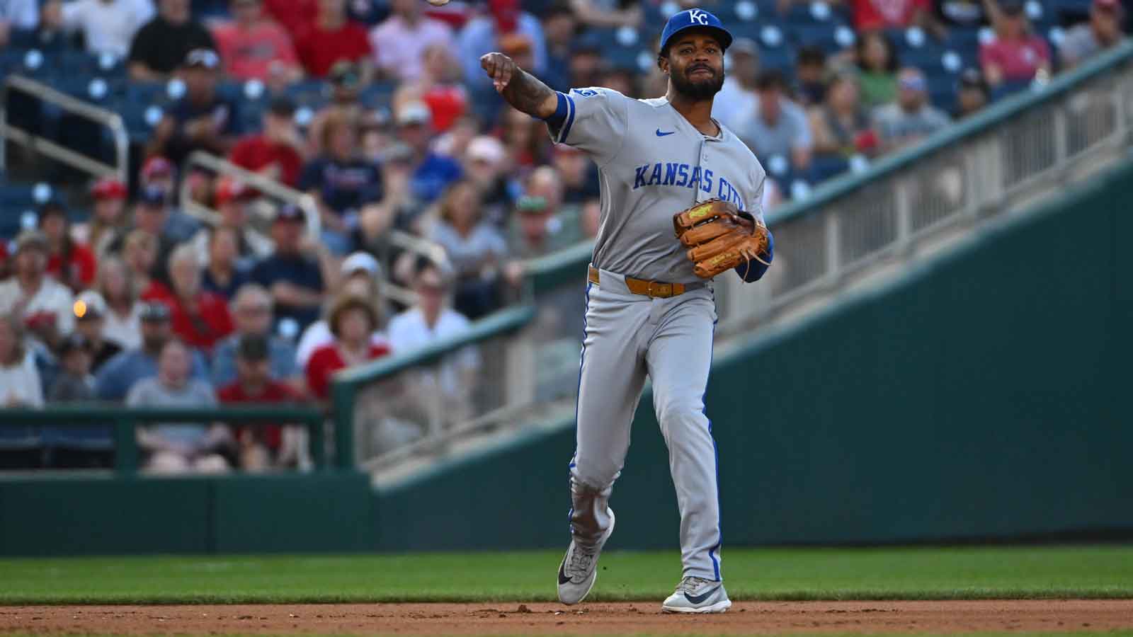 Royals star exits Nationals game with hand injury