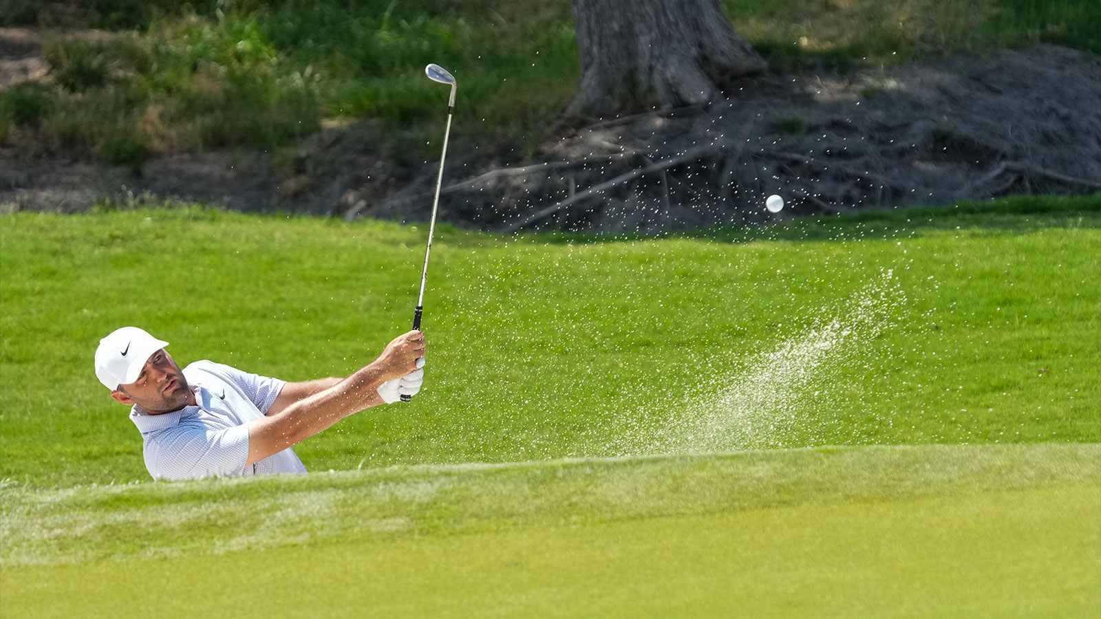 Scottie Scheffler starts Memorial 3-peat bid with electric par save from bunker