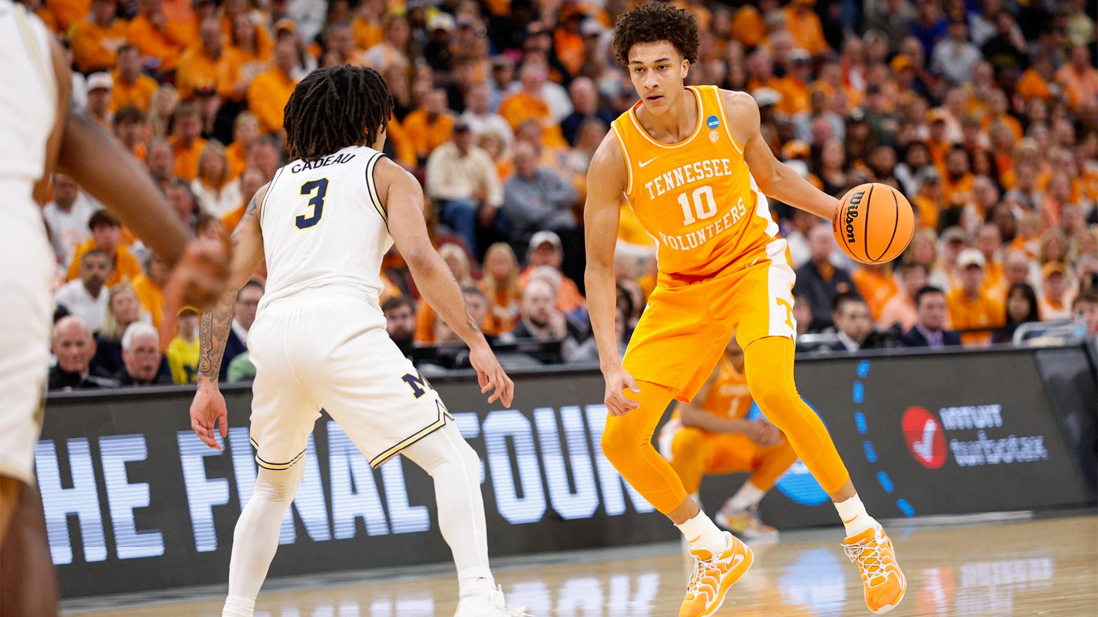 Tennessee Volunteers forward Nate Ament (10) moves the ball while defended by Michigan Wolverines
