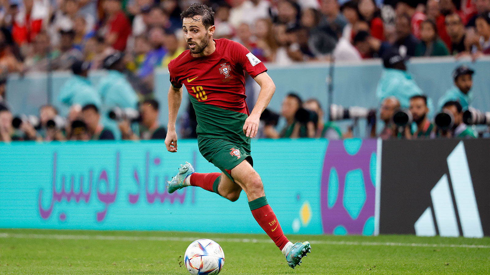Portugal midfielder Bernardo Silva (10) moves the ball against Uruguay during the second half of the group stage match in the 2022 World Cup at Lusail Stadium. 