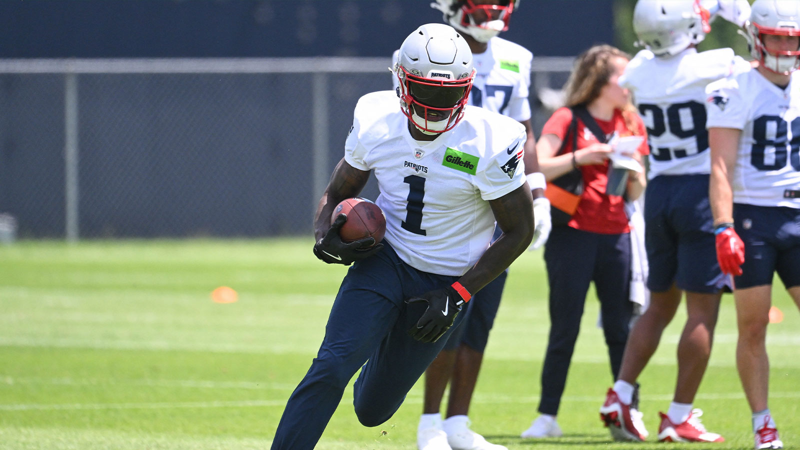 Patriots’ AJ Brown earns ‘best wide receiver’ nod at joint practices with Eagles