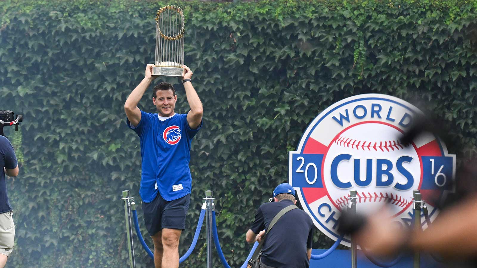 Watch Anthony Rizzo's epic World Series Trophy walk during Cubs' 10-year anniversary