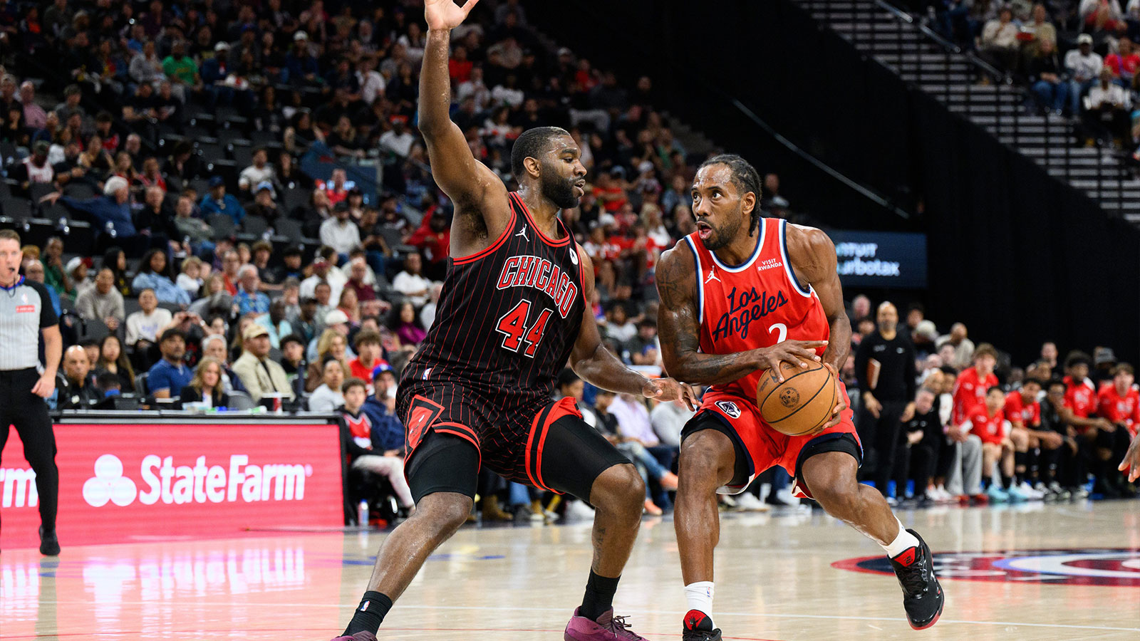 Los Angeles Clippers forward Kawhi Leonard (2) drives the ball while under pressure from Chicago Bulls forward Patrick Williams (44) during the second half at Intuit Dome. 