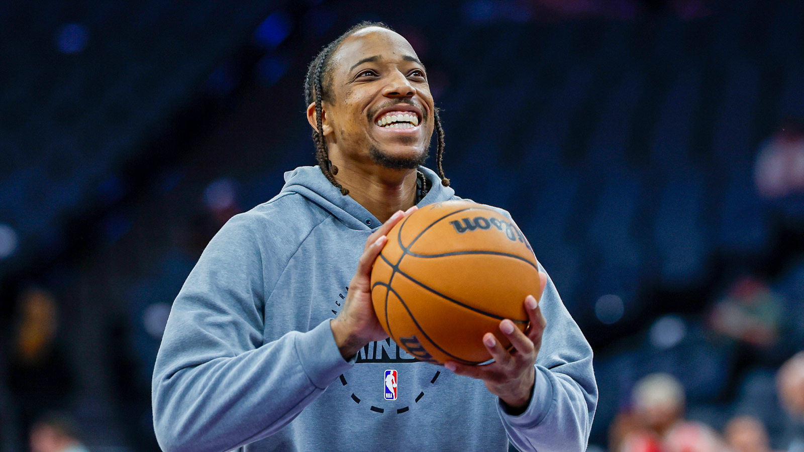 DeMar DeRozan officially signs with Nuggets