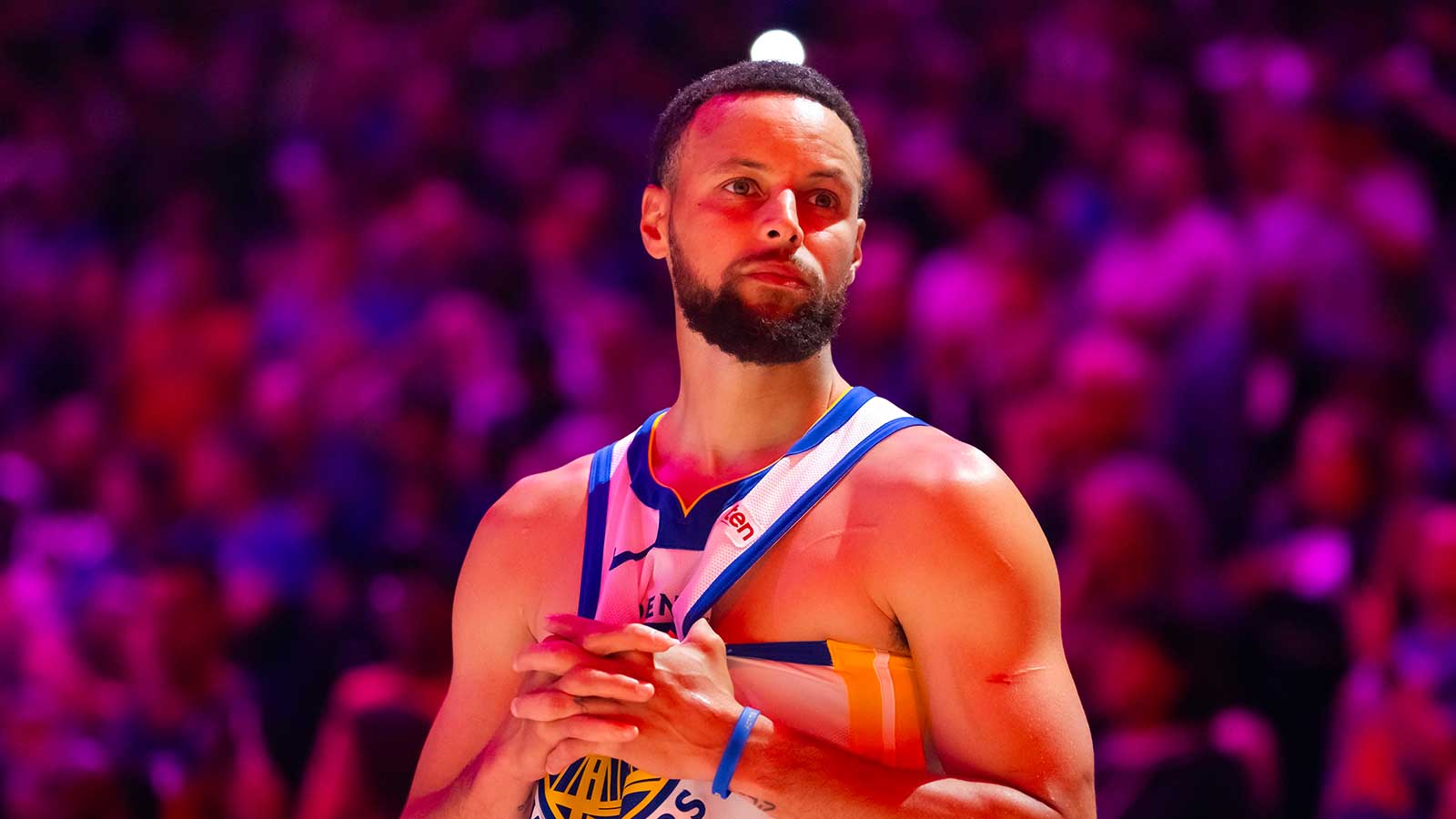 Golden State Warriors guard Stephen Curry (30) against the Phoenix Suns during the play-in rounds of the 2026 NBA Playoffs at Mortgage Matchup Center.