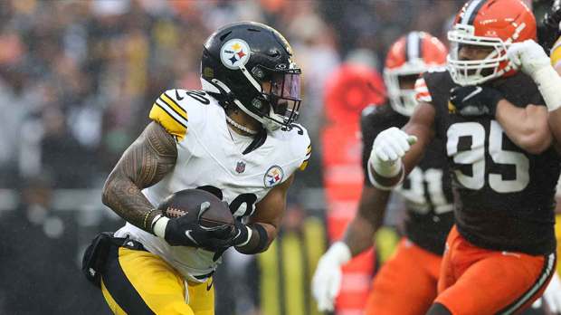 Pittsburgh Steelers running back Jaylen Warren (30) runs the ball in the second quarter against the Cleveland Browns at Huntington Bank Field.
