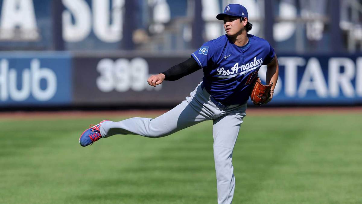 dodgers-news-shohei-ohtani-seen-throwing-with-trainers-after-being