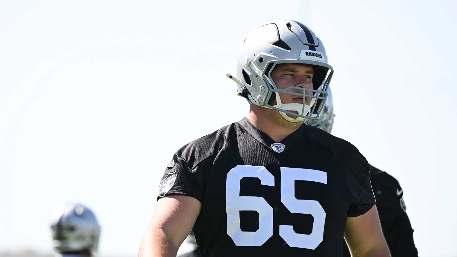 https://wp.clutchpoints.com/wp-content/uploads/2026/07/Tyler-Linderbaum-warming-up-at-Raiders-OTAs.jpg