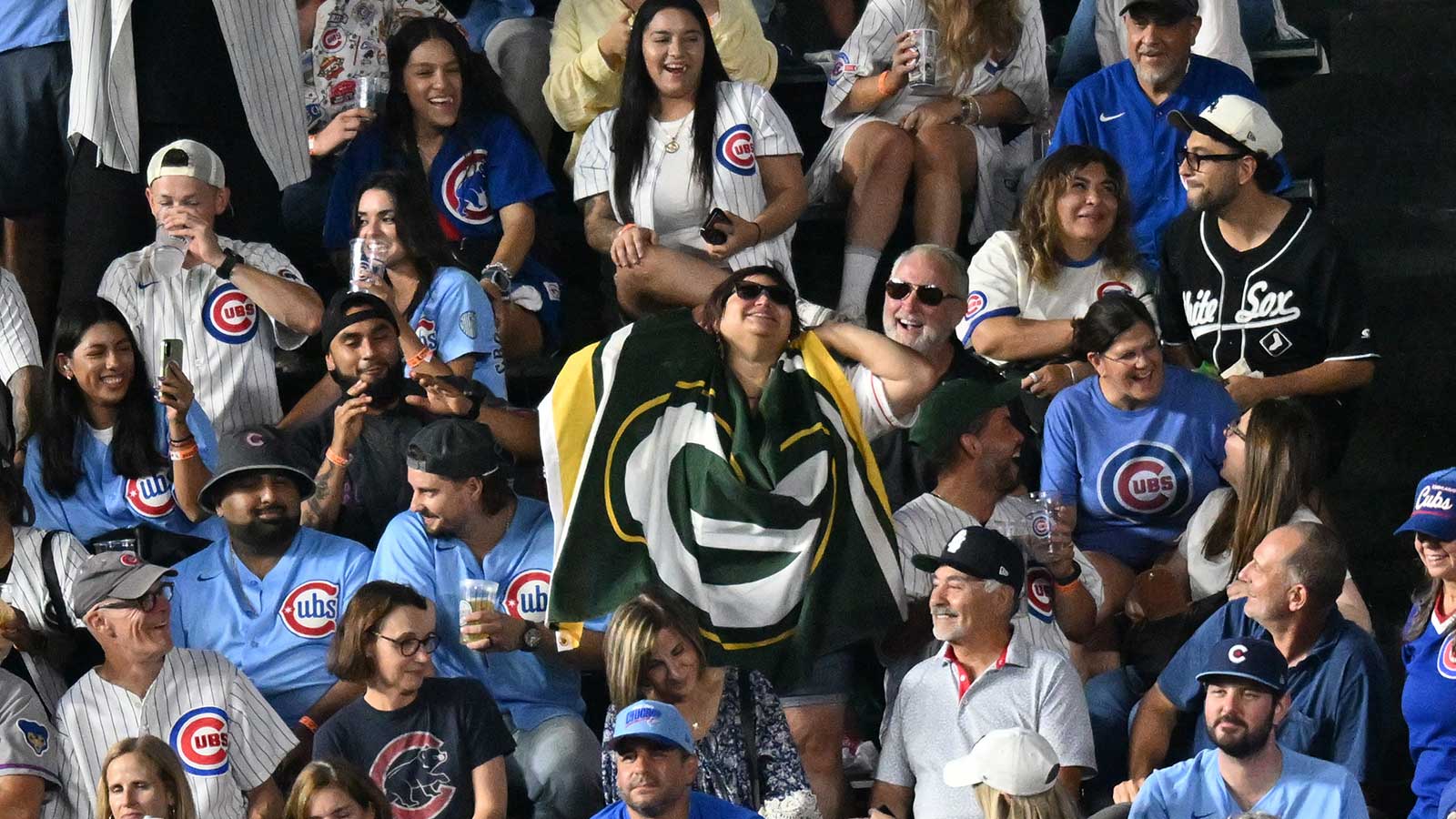 Packers get trolled by united Chicago fans in Cubs-White Sox game