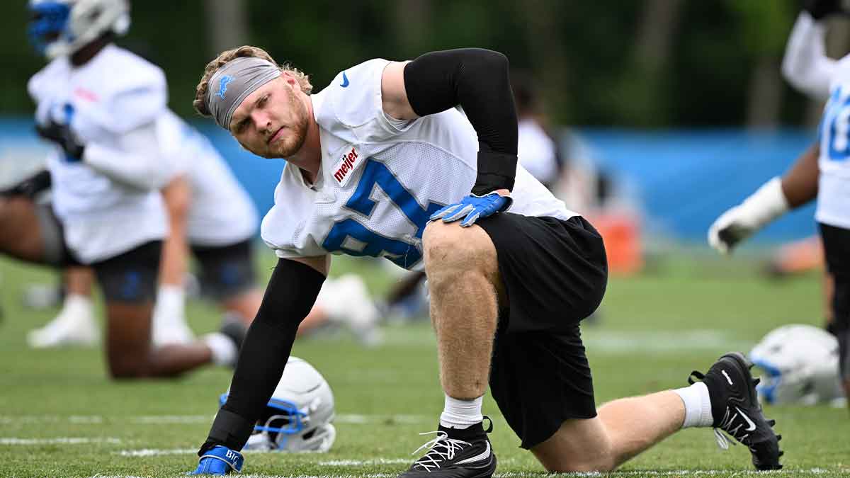 https://wp.clutchpoints.com/wp-content/uploads/2026/08/Aidan-Hutchinson-stretching.jpg