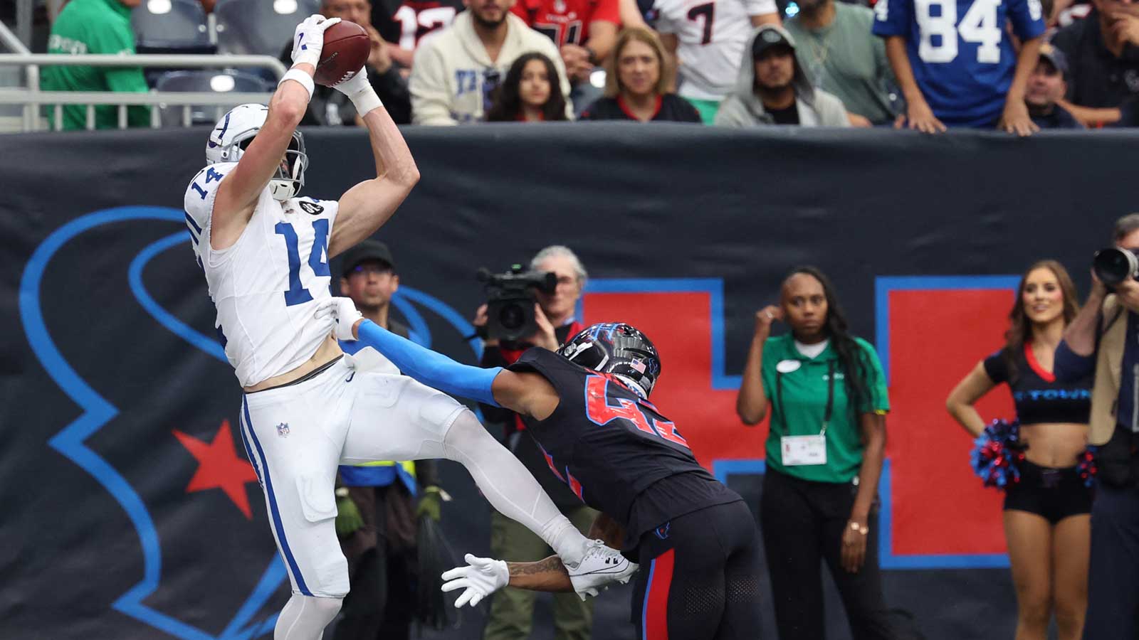 https://wp.clutchpoints.com/wp-content/uploads/2026/08/Alec-Pierce-jumping-catch.jpg