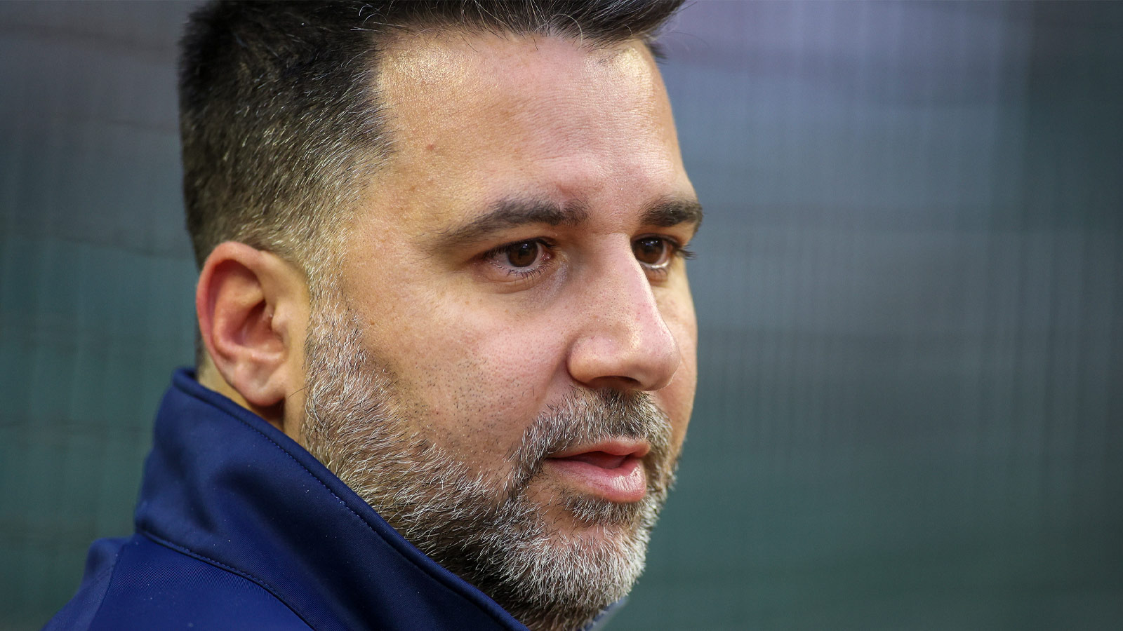 https://wp.clutchpoints.com/wp-content/uploads/2026/08/Atlanta-Braves-general-manager-Alex-Anthopoulos-watches-a-workout-before-the-NLDS-against-the-Philadelphia-Phillies-at-Truist-Park.jpg
