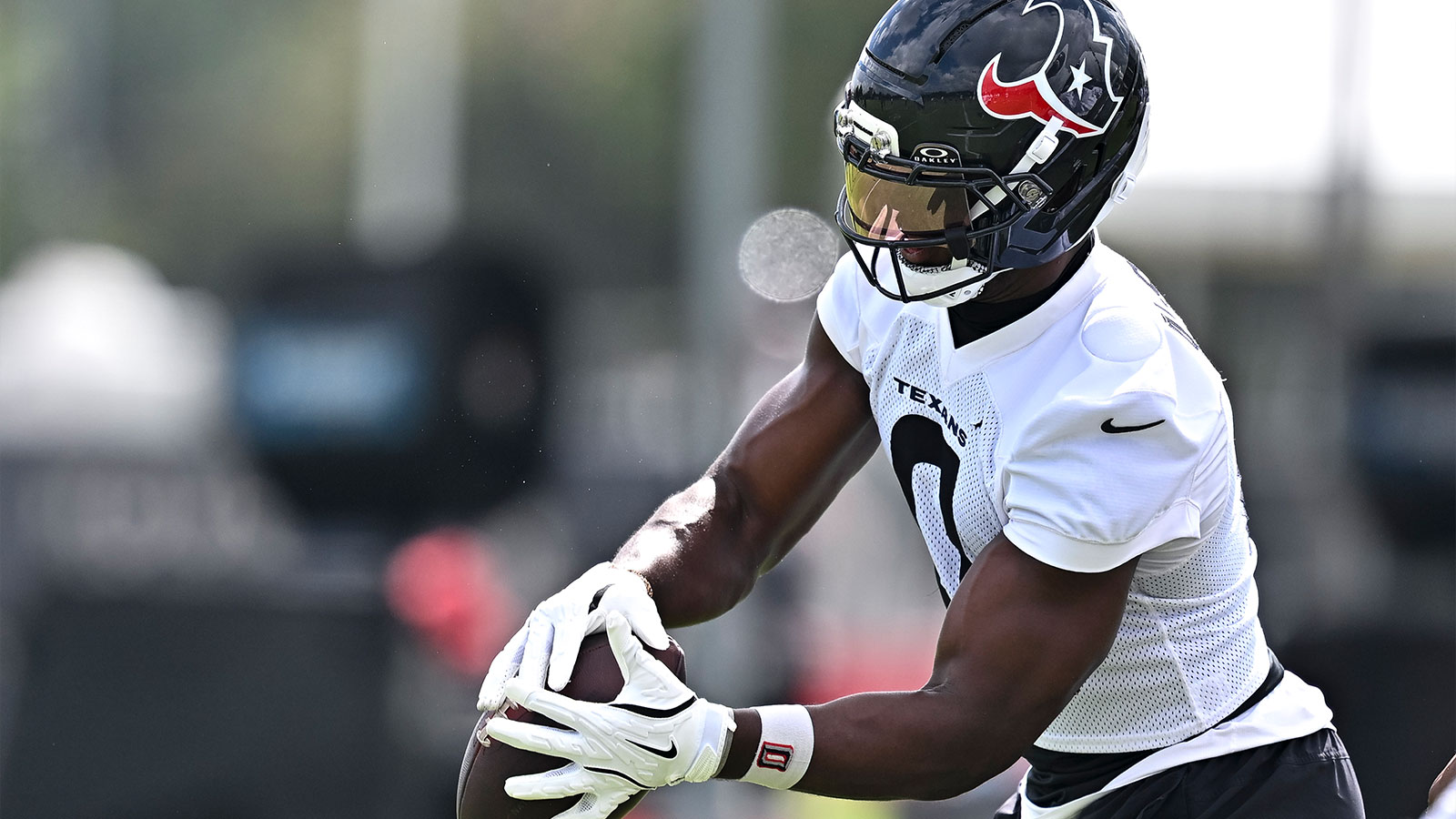 Texans’ Azeez Al-Shaair immediately shuts down injury concerns after training camp scare