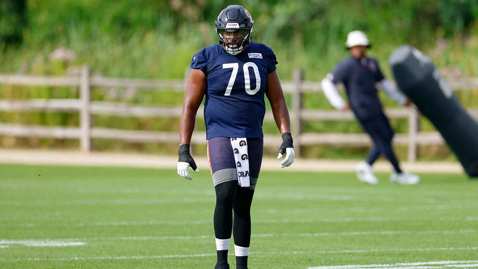 Braxton Jones’ training camp injury scare delivers twist in Bears’ LT battle