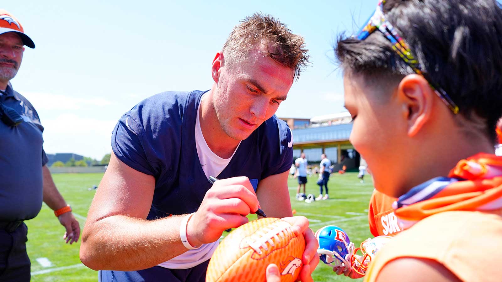 https://wp.clutchpoints.com/wp-content/uploads/2026/08/Broncos-quarterback-Bo-Nix-10-signs-autographs.jpg