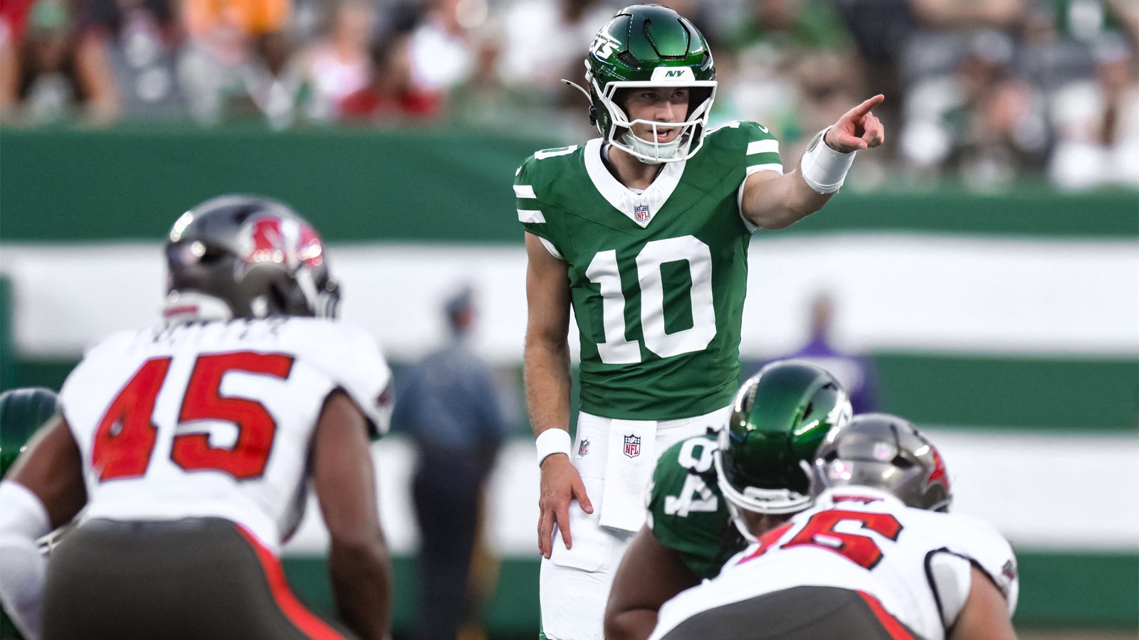 New York Jets quarterback Cade Klubnik (10) looks over the Tampa Bay defense during the first half at MetLife Stadium.
