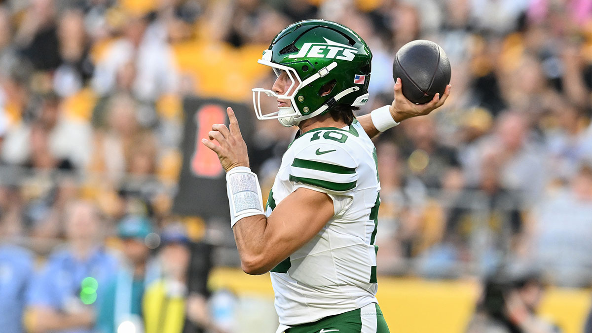 https://wp.clutchpoints.com/wp-content/uploads/2026/08/Cade-Klubnik-wins-QB2-job-behind-Geno-Smith.jpg