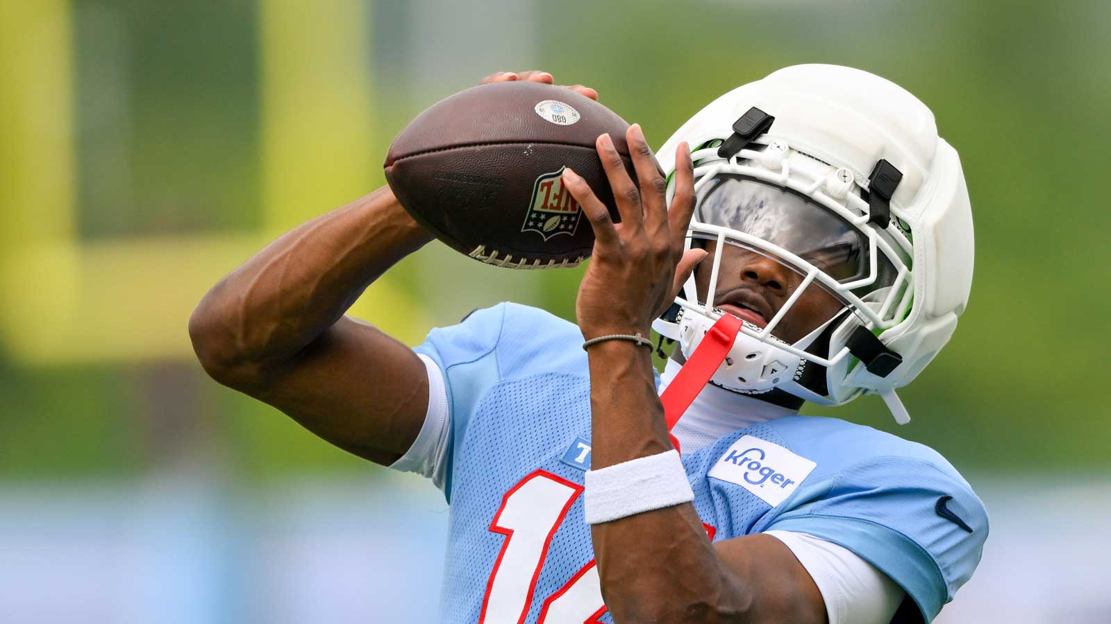 https://wp.clutchpoints.com/wp-content/uploads/2026/08/Carnell-Tate-no-gloves-catch.jpg