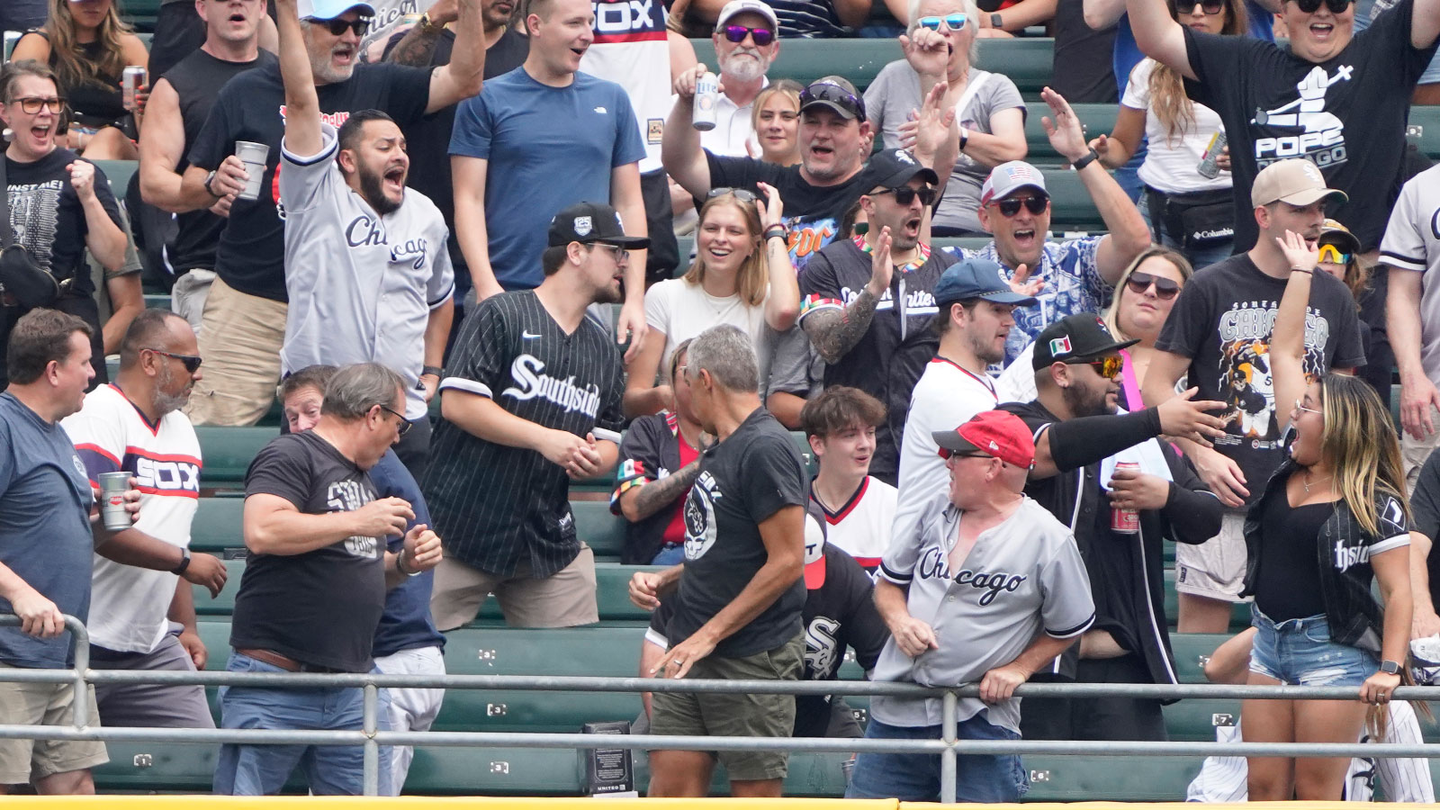 https://wp.clutchpoints.com/wp-content/uploads/2026/08/Chicago-White-Sox-fans.jpg