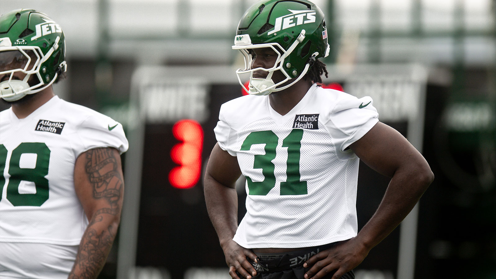Jets’ David Bailey absolutely cooks Luke Goedeke in first practice rep after day of fights