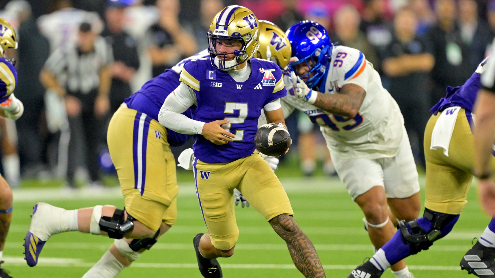 Washington Huskies quarterback Demond Williams Jr. (2) in the first half of the LA Bowl against the Boise State Broncos at SoFi Stadium