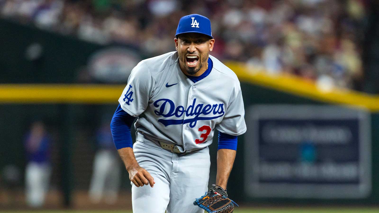 Dodgers’ Edwin Díaz back to throwing after landing on IL