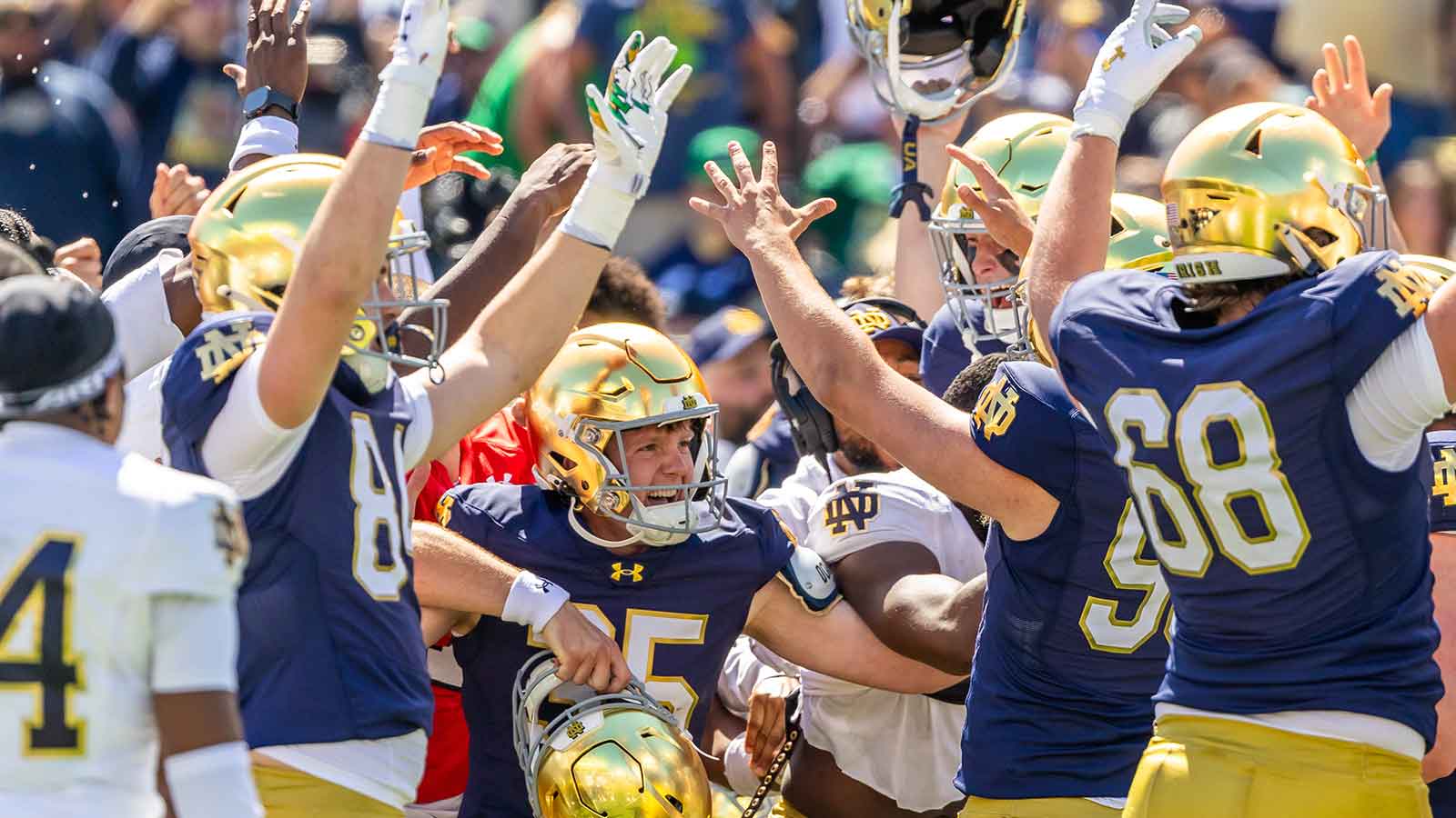 https://wp.clutchpoints.com/wp-content/uploads/2026/08/Fighting-Irish-get-hilarious-Lambeau-Leap-tutorial-from-ex-Packers-TE.jpg