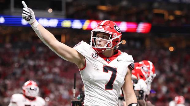 Georgia Bulldogs tight end Lawson Luckie (7) celebrates after a touchdown during the third quarter against the Alabama Crimson Tide during the 2025 SEC Championship game at Mercedes-Benz Stadium.