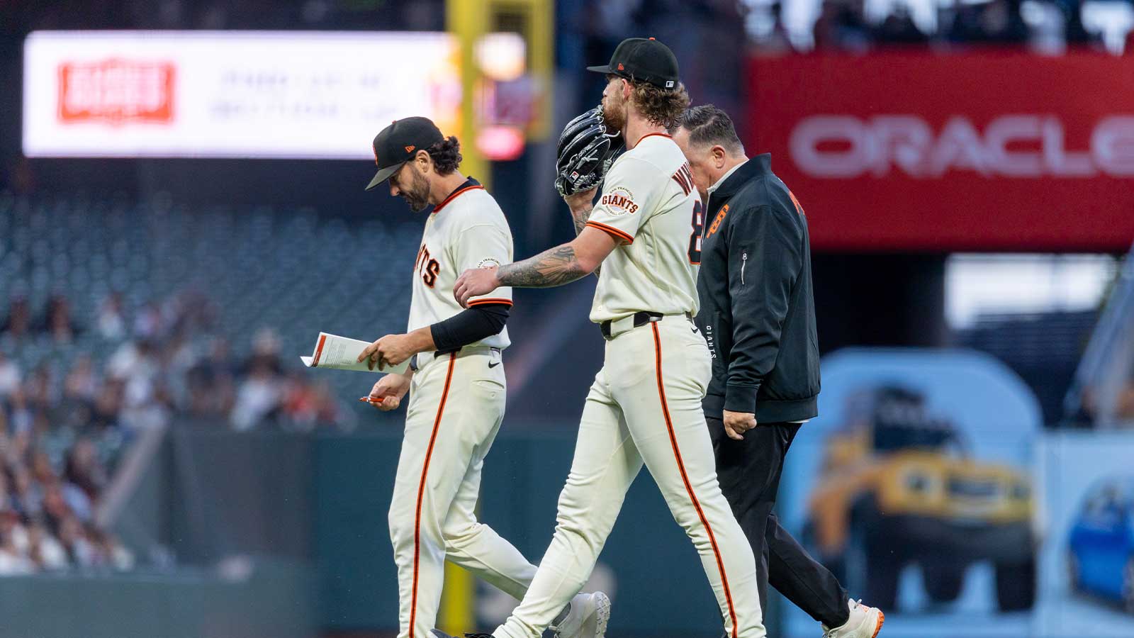 Giants pull pitcher early from start vs. Reds amid injury concerns