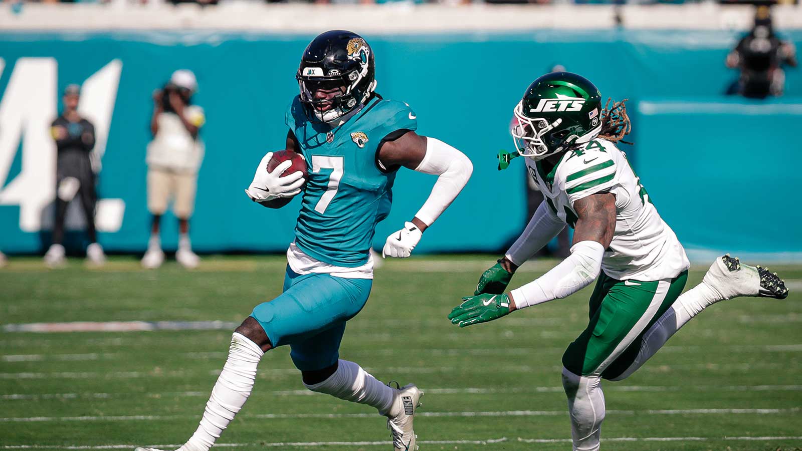 https://wp.clutchpoints.com/wp-content/uploads/2026/08/Jaguars-wide-receiver-Brian-Thomas-Jr.-7-runs-after-a-catch.jpg