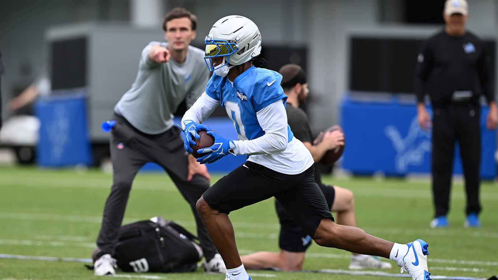 Jahmyr Gibbs will love Derrick Henry’s mic drop after Bijan Robinson deal