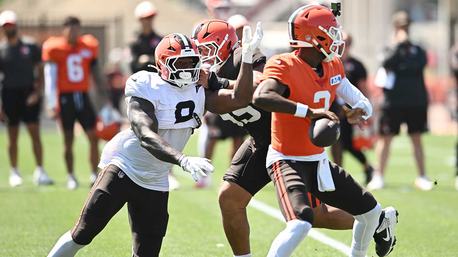 Watch Browns’ Jared Verse, Spencer Fano wrestle to the ground in insane scrap