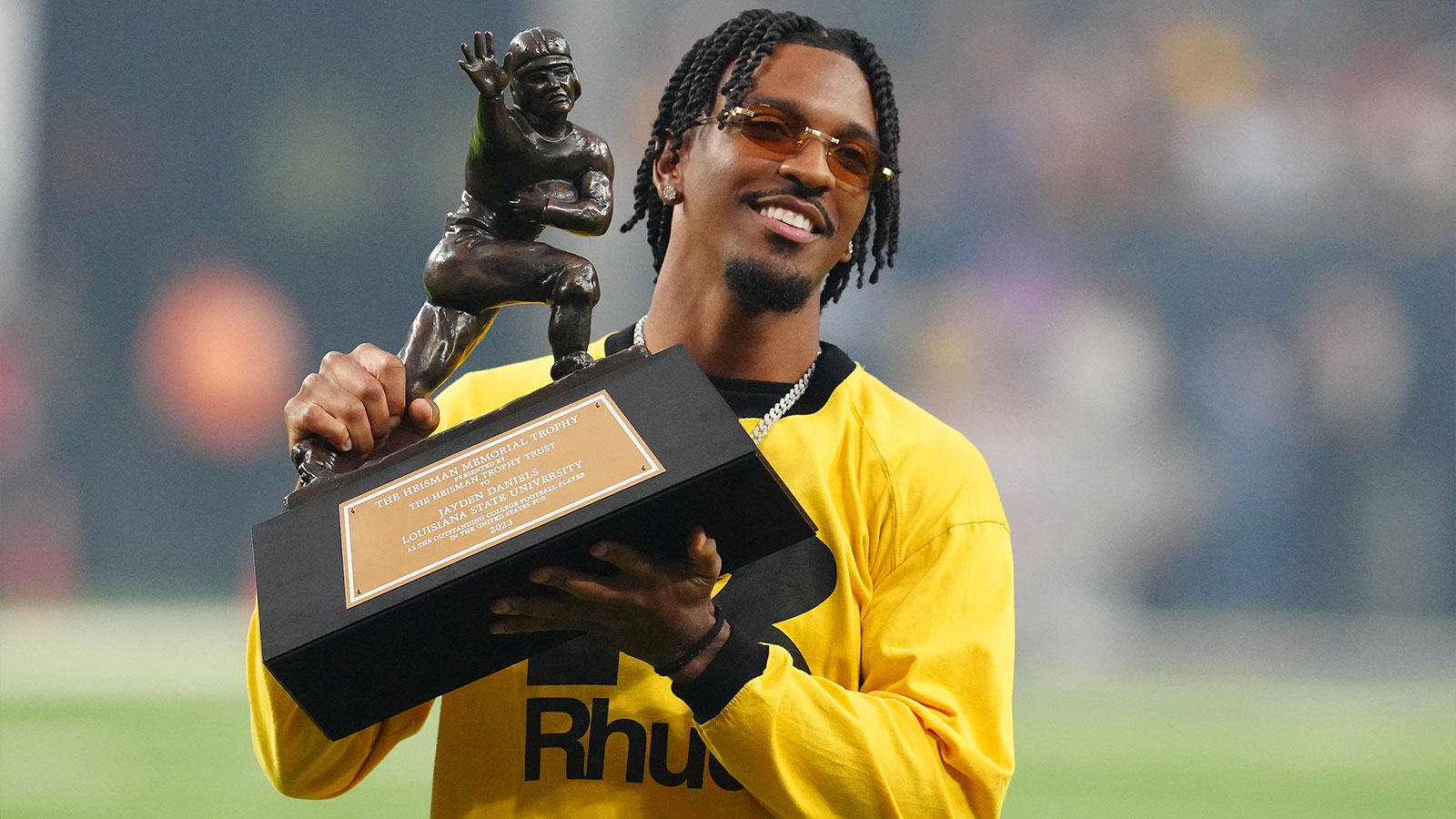 https://wp.clutchpoints.com/wp-content/uploads/2026/08/Jayden-Daniels-Heisman.jpg