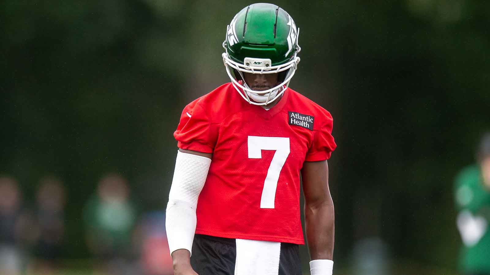 Geno Smith unveils eye-catching new look at practice