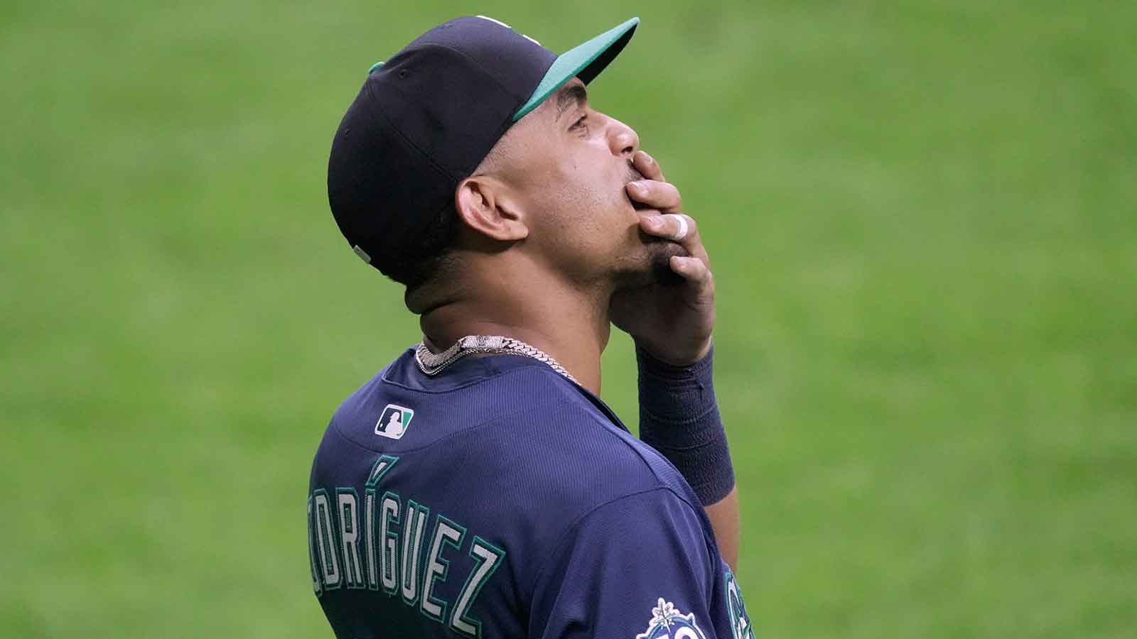 https://wp.clutchpoints.com/wp-content/uploads/2026/08/Julio-Rodriguez-put-capper-on-Seattles-22-0-disaster-with-dumbest-moment-of-season.jpg