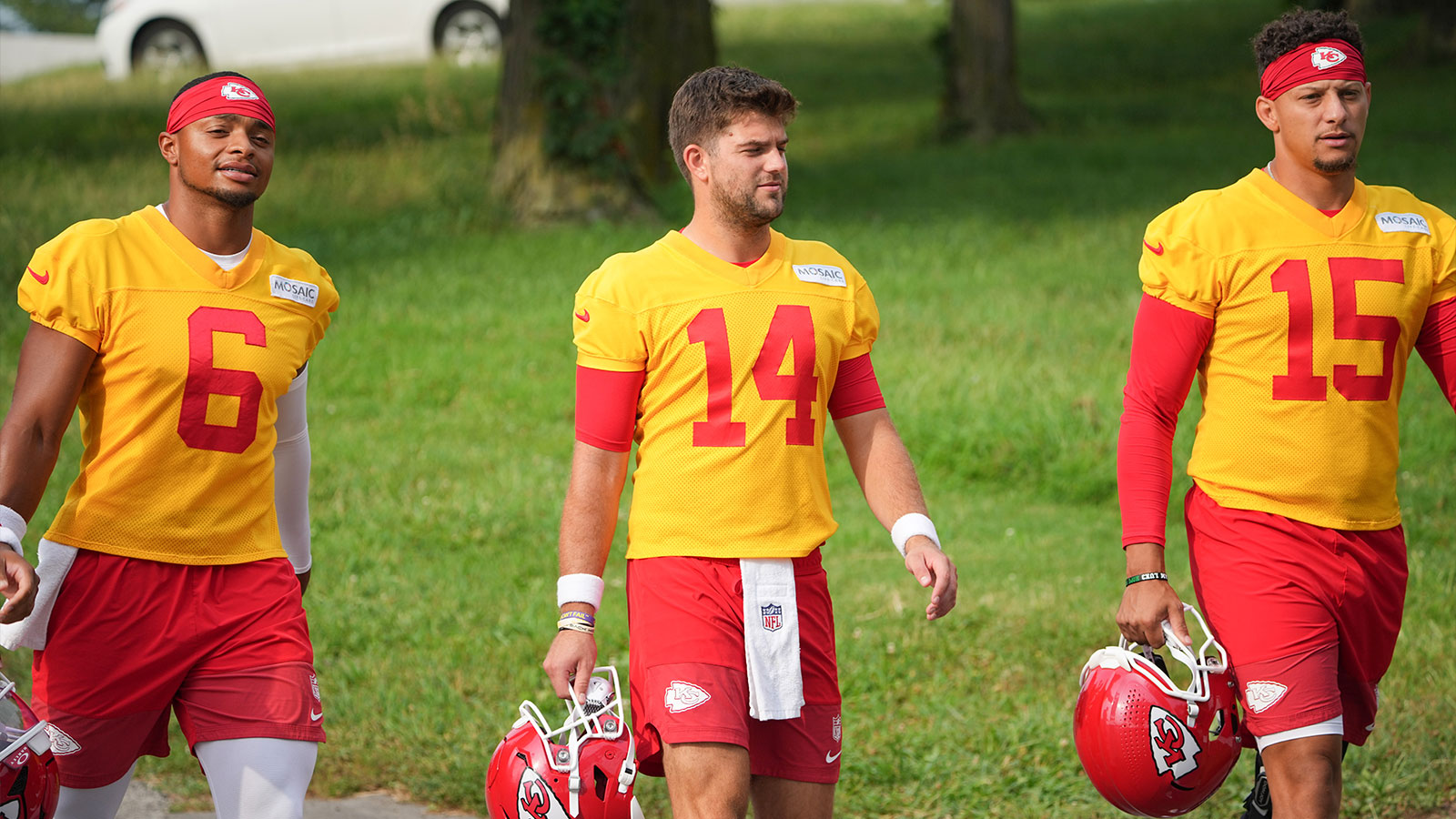 https://wp.clutchpoints.com/wp-content/uploads/2026/08/Justin-Field-and-Patrick-Mahomes.jpg