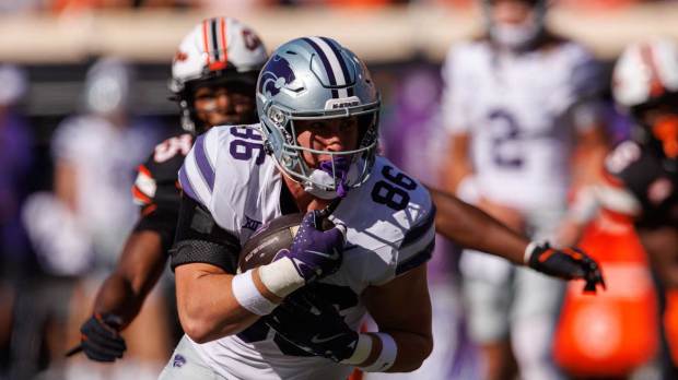 Kansas State Wildcats tight end Garrett Oakley (86) runs the ball during the second half against the Oklahoma State Cowboys at Boone Pickens Stadium.