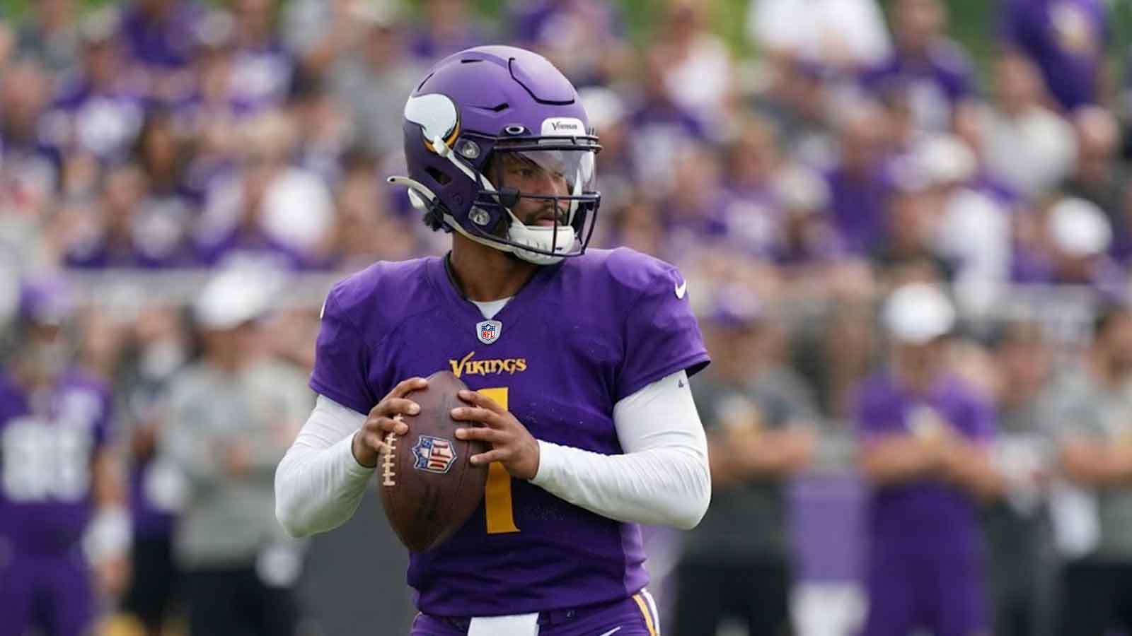 Arizona Cardinals quarterback Kyler Murray (1) looks to throw against the Tennessee Titans during the second quarter at State Farm Stadium.