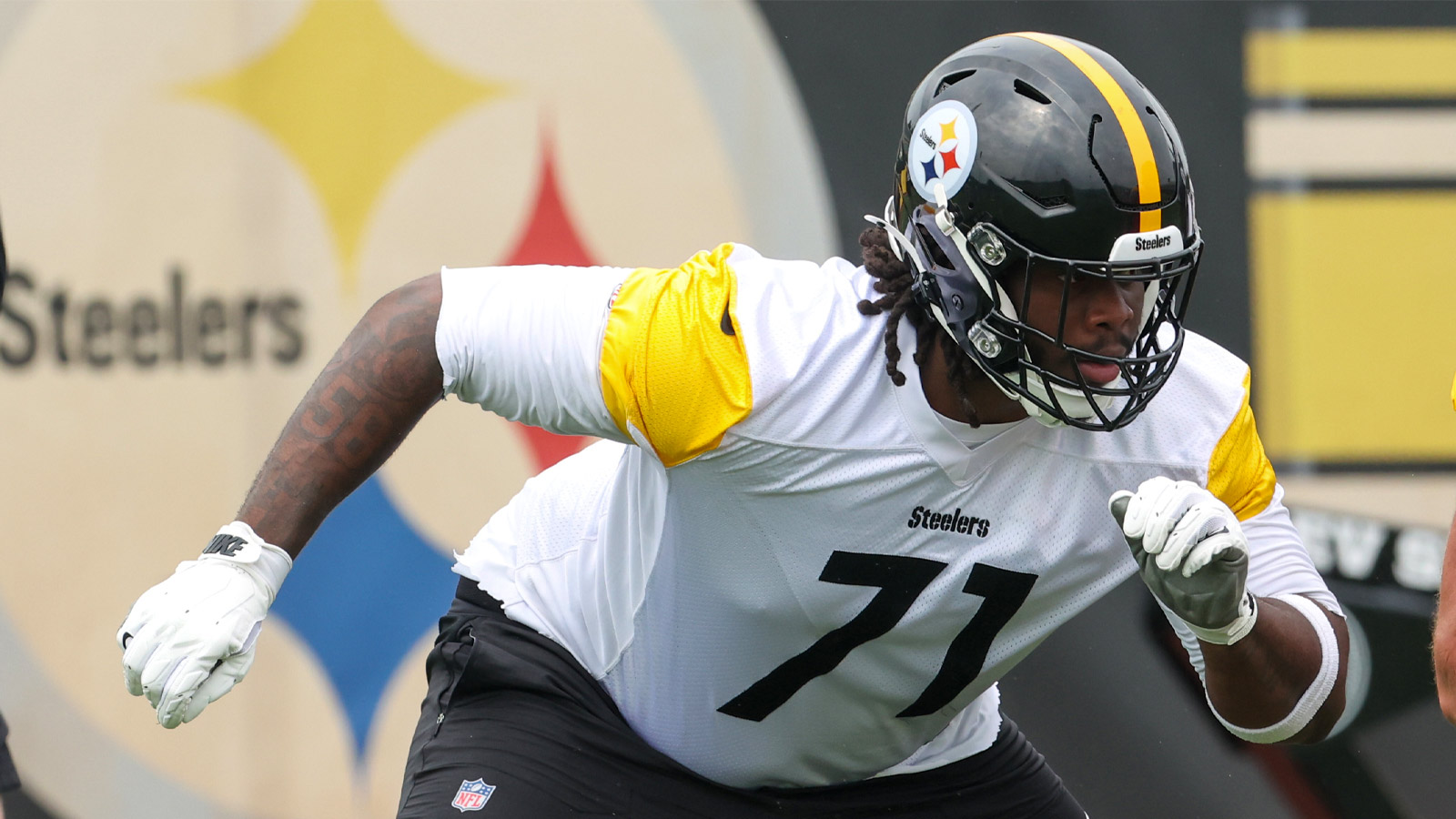 Steelers’ 1st-round tackle gets rave reviews during first training camp