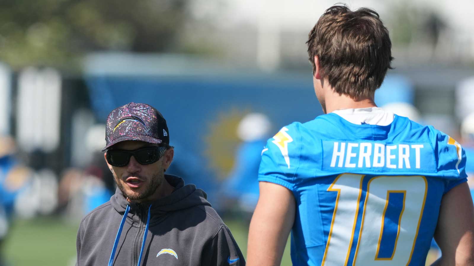 https://wp.clutchpoints.com/wp-content/uploads/2026/08/Mike-McDaniel-cant-believe-Justin-Herbert-throw.jpg