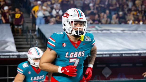 New Mexico Lobos tight end Dorian Thomas (7) against the Minnesota Golden Gophers during the Rate Bowl at Chase Field.