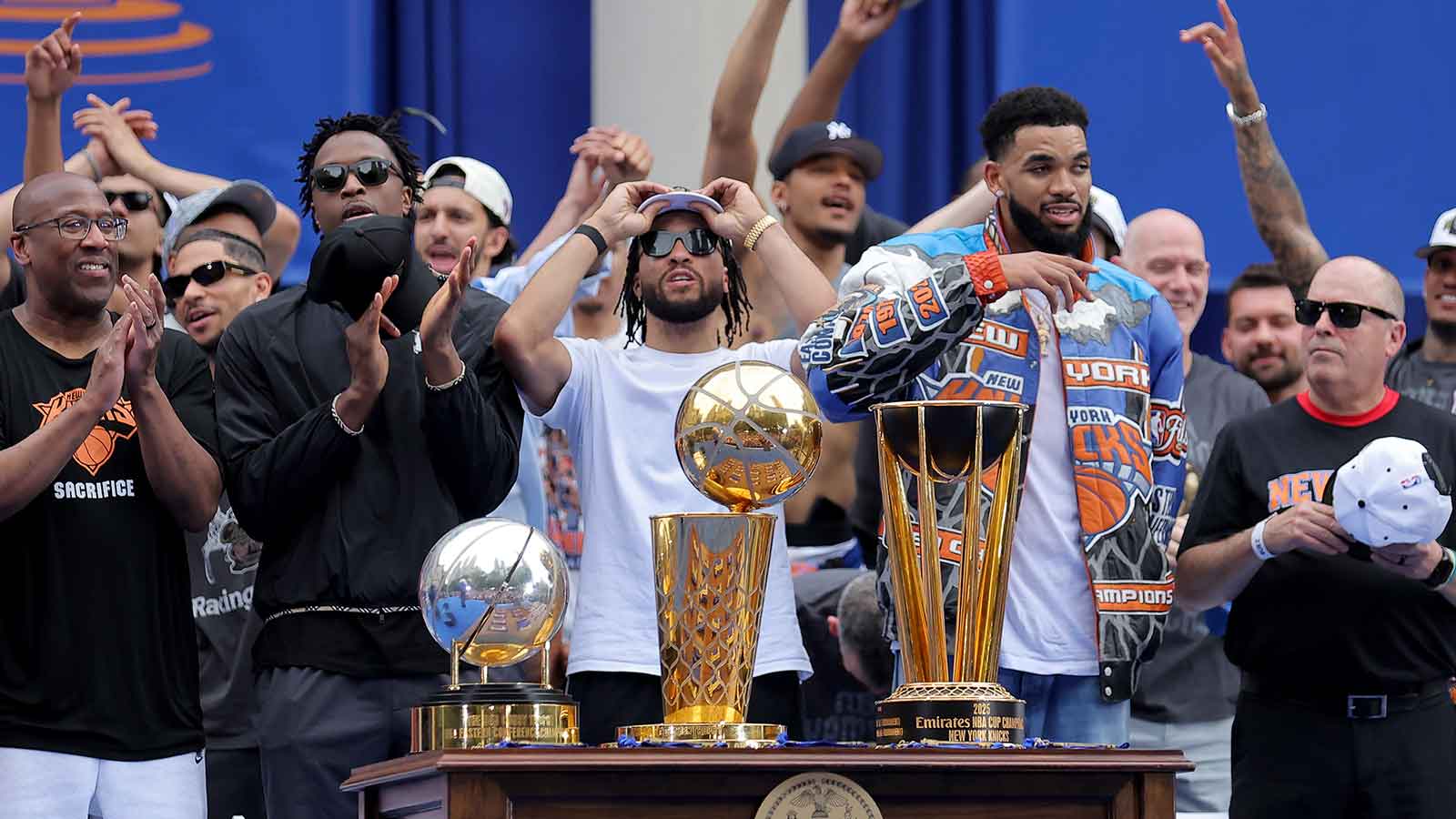 Knicks let the dogs out with adorable schedule release video