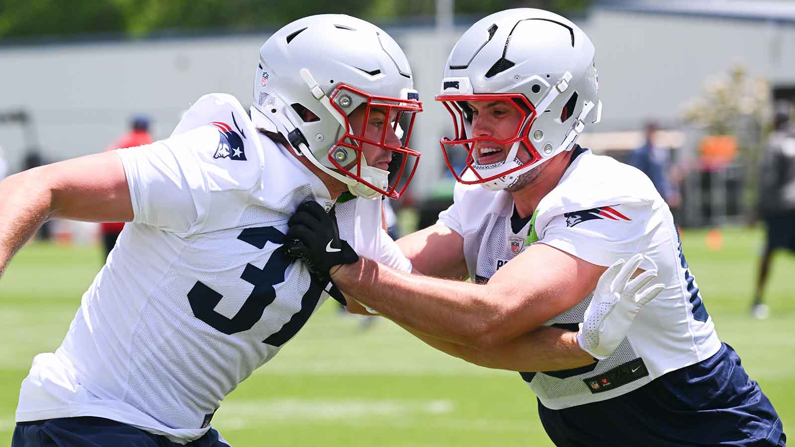 Notre Dame rookie pushing newly-extended Hunter Henry in Patriots training camp